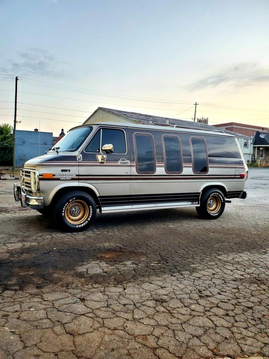  Chevrolet G20 Conversion Van  (CG21305) 1988 года  (фото 33 из 257)